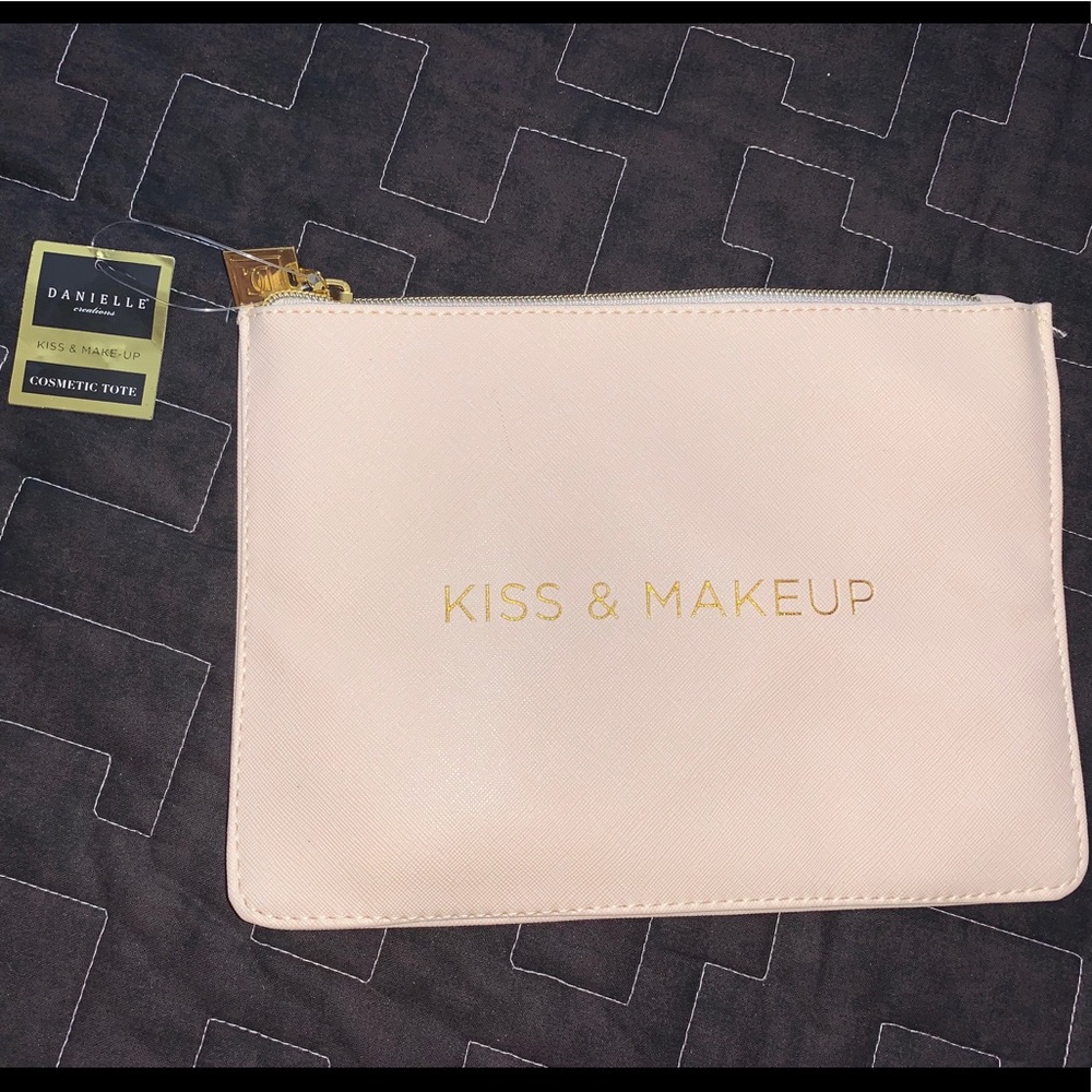 🔥3/25 - Danielle “Kiss & Makeup” bag/clutch!